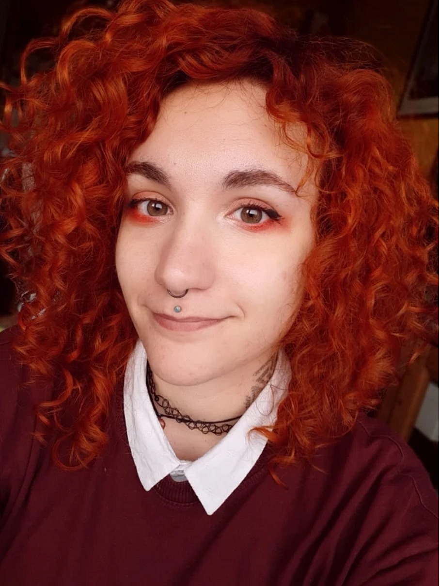 Coupe sur cheveux bouclés cuivrés, volume et définition des boucles