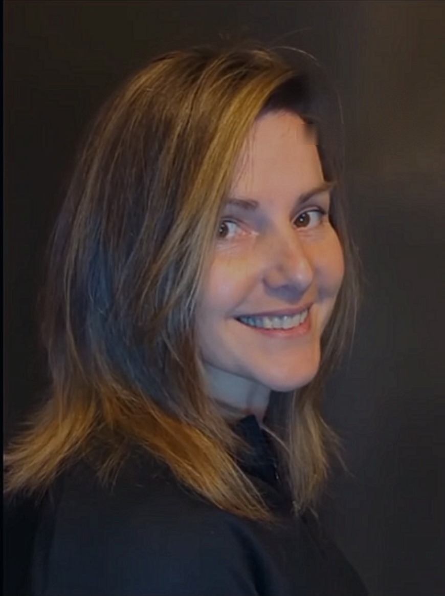 Résultat : mèches et effets de lumière blond doré sur cheveux mi-longs