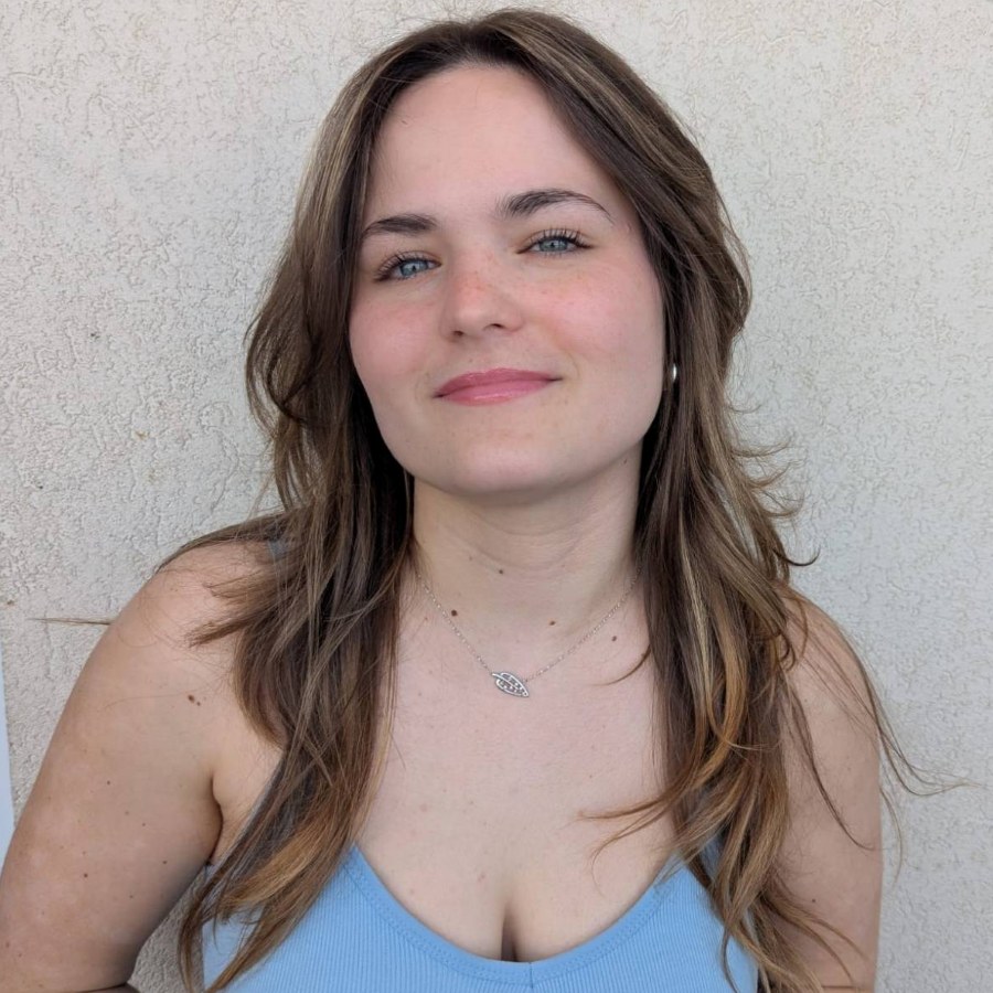 Coupe femme dégradée sur cheveux longs et balayage blond miel, réalisés à domicile à Sète