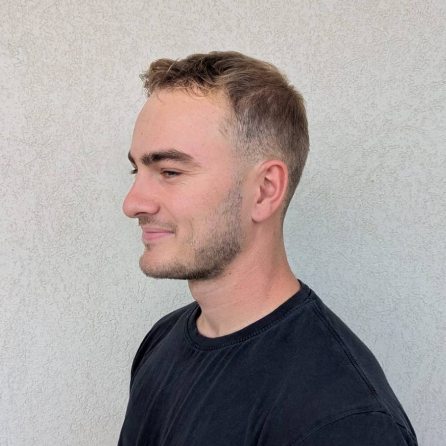 Coupe homme courte à domicile, dégradé sur les côtés et la nuque