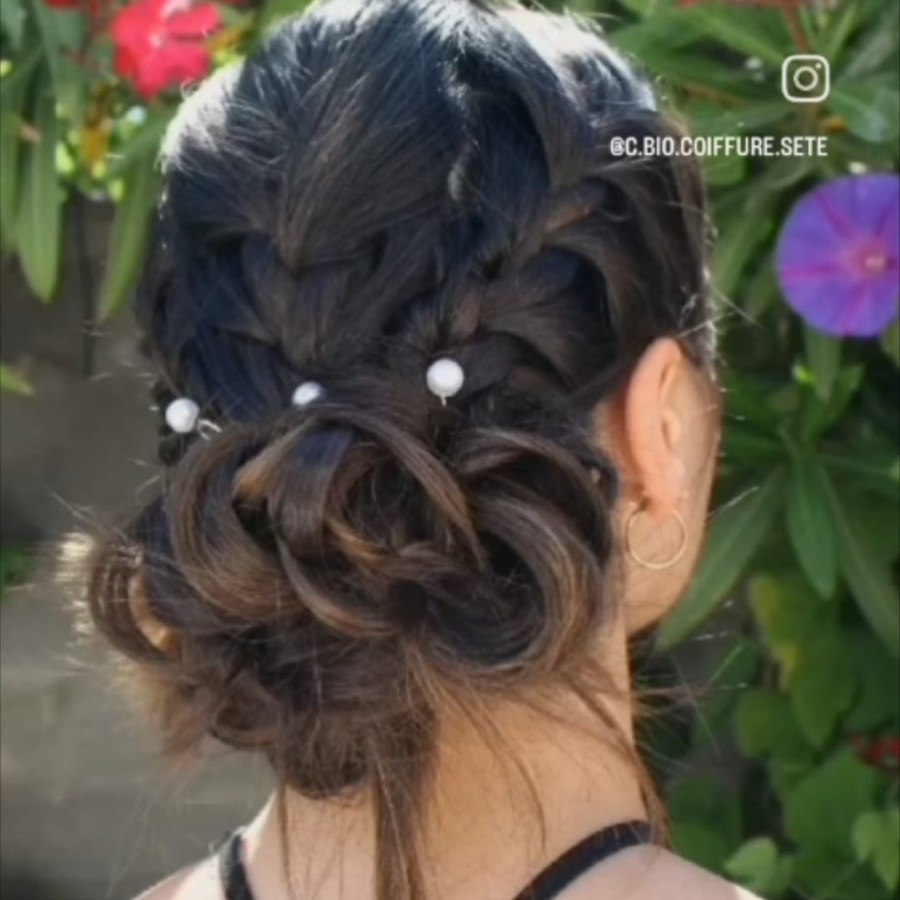 Chignon bas tressé et bouclé, piqué de perles