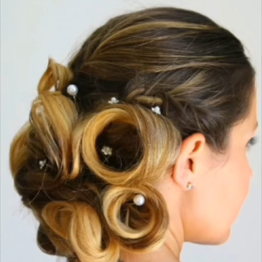 Chignon de cérémonie aux boucles sculptées et reflets blonds, orné de perles, réalisé à Sète